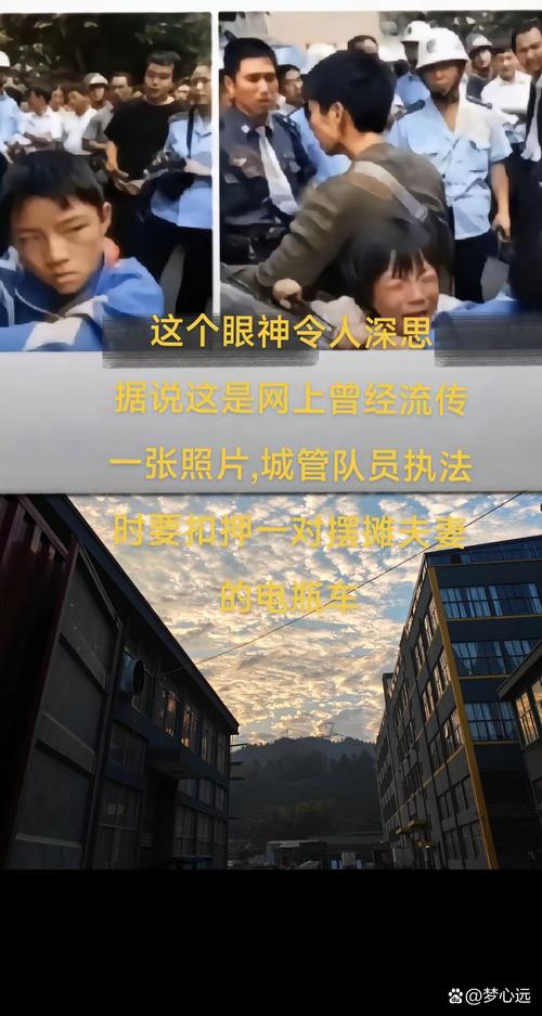 城管被摊贩驾车顶行