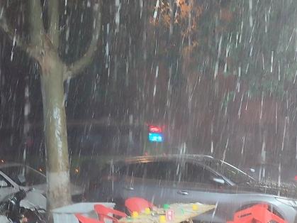 西安冰雹致百车被砸