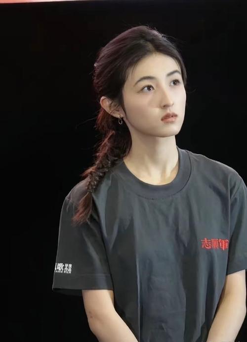 游客撞脸张子枫