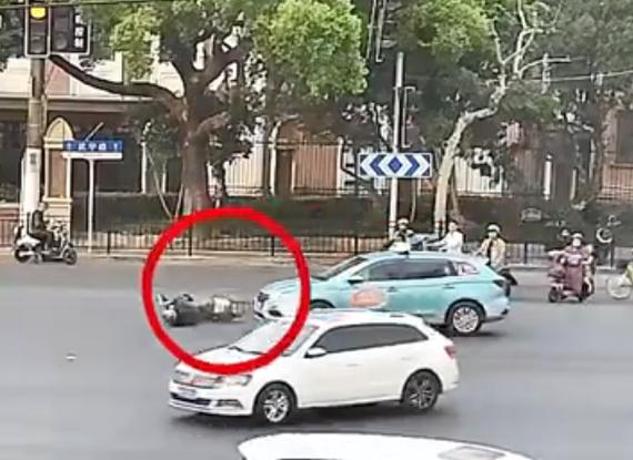 闯红灯撞车被定全责